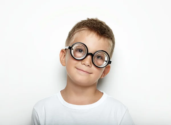 Menino com óculos sorrindo — Fotografia de Stock