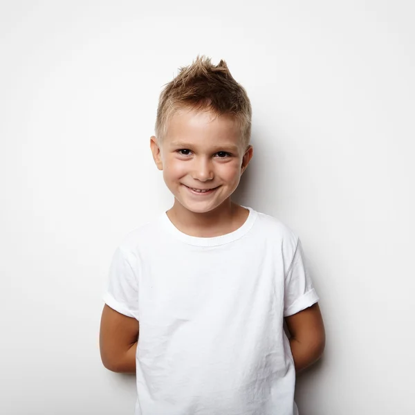 Junge hält die Hände hinter dem Rücken und lächelt — Stockfoto