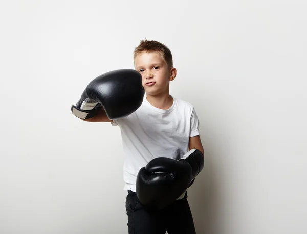 Pequeno lutador de pé em luvas de boxe — Fotografia de Stock