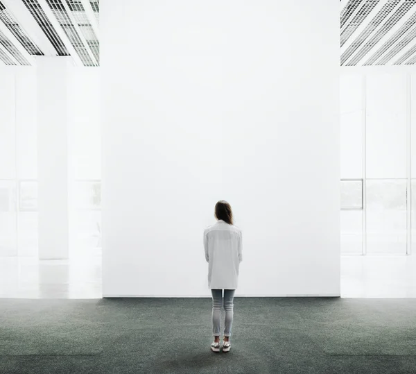 Mujer joven caminando a través de una galería —  Fotos de Stock