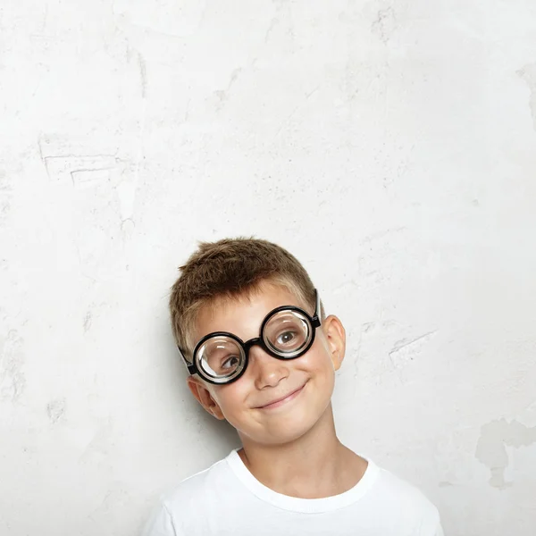 Portrait d'un mignon petit garçon en lunettes — Photo