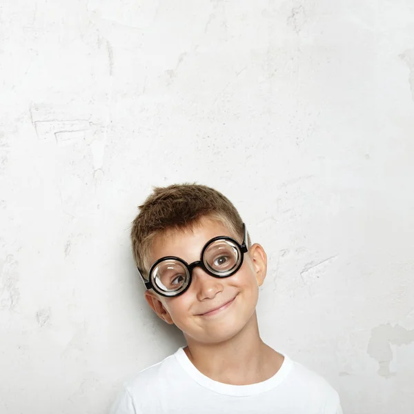 Retrato de um menino bonito em óculos — Fotografia de Stock