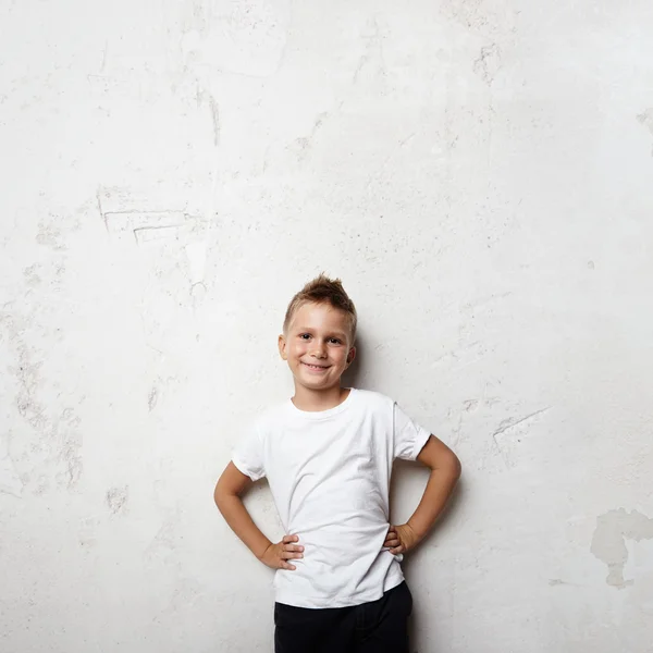 Sorrindo menino vestindo tshirt branca — Fotografia de Stock