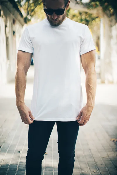 Man wearing white t-shirt and jeans — Stock Photo, Image