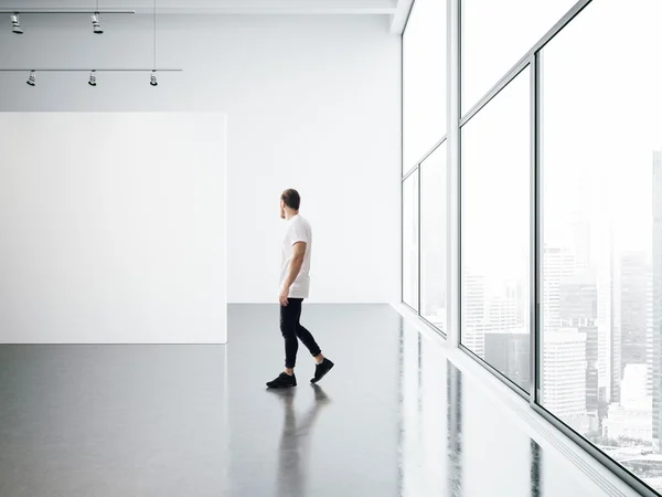빈 갤러리 인테리어와 걷는 남자 — 스톡 사진