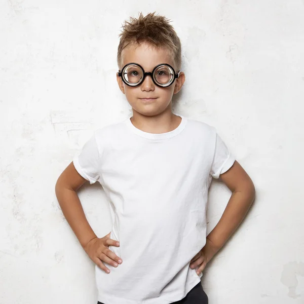 Jeune garçon portant des lunettes de soleil drôles — Photo