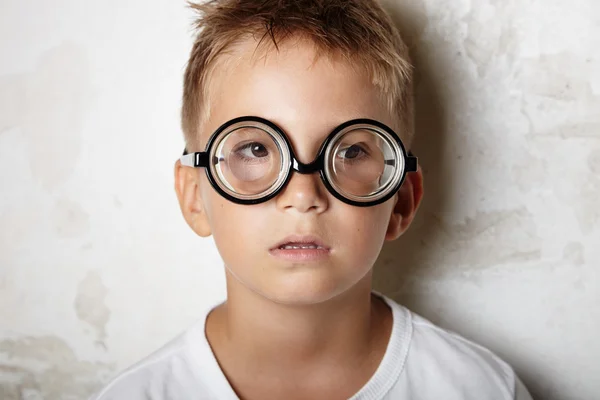 Aranyos kisfiú mosolyog szemüveg — Stock Fotó