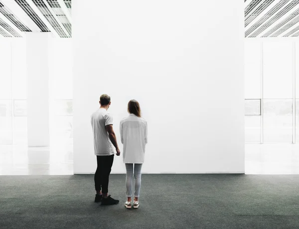 Uomo e donna che camminano attraverso la galleria — Foto Stock