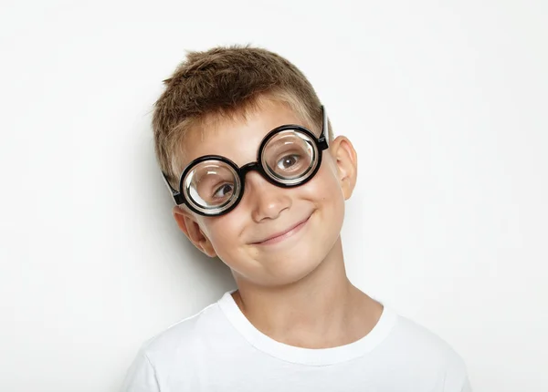 Szemüveg egy aranyos kisfiú portréja — Stock Fotó