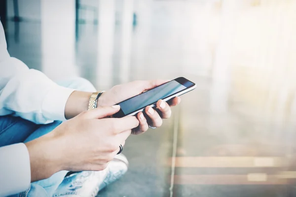 Kvinna med sin smartphone i händerna — Stockfoto