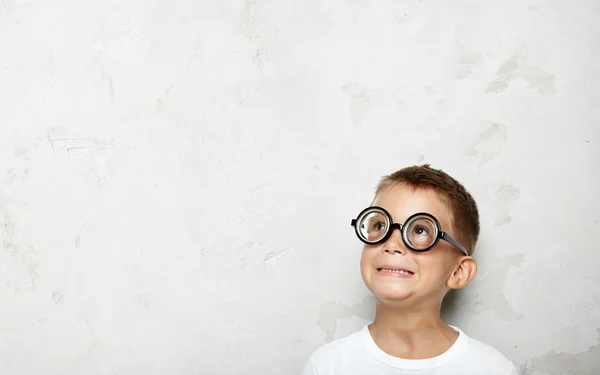 Menino usando óculos estava assustado — Fotografia de Stock