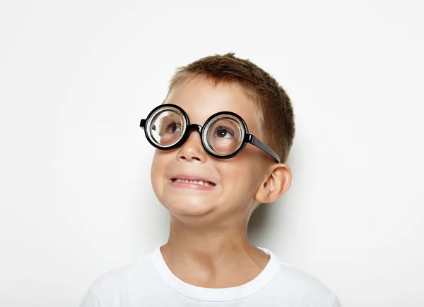 Menino surpreso com óculos — Fotografia de Stock