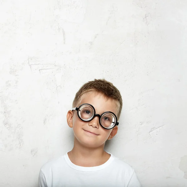 Portréja egy kisfiú, szemüveg — Stock Fotó
