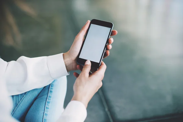 Smartphone segurando em mãos femininas — Fotografia de Stock