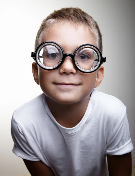 Niño pequeño con gafas — Foto de Stock