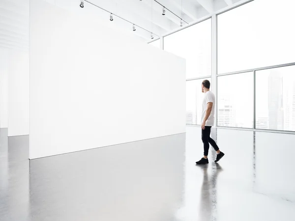 Homme marche sur le hall d'exposition — Photo