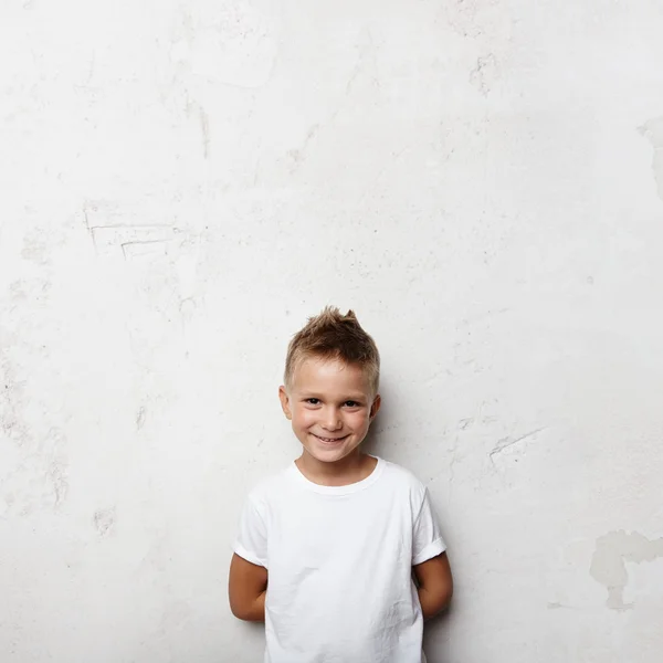Lächelnder Junge hält die Hände hinter dem Rücken — Stockfoto