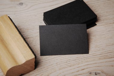 Boş office öğeleri ahşap arka plan üzerinde