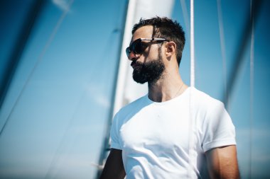 genç adam bir yatta ayakta