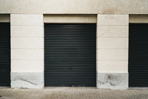 Zwart geschilderd blind van garage — Stockfoto