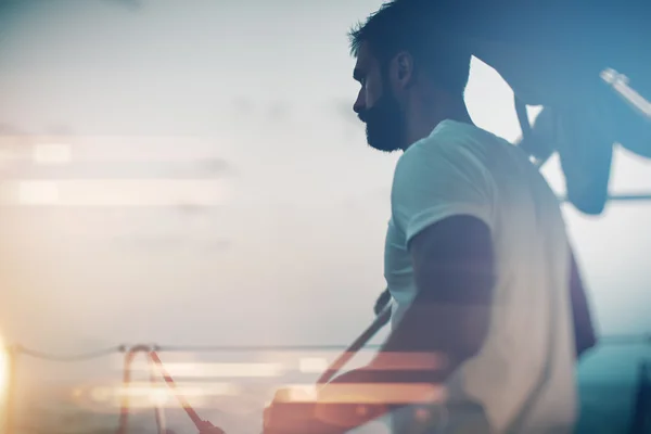 Homme barbu debout sur un yacht — Photo