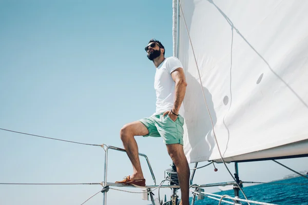 Uomo barbuto in piedi sullo yacht — Foto Stock