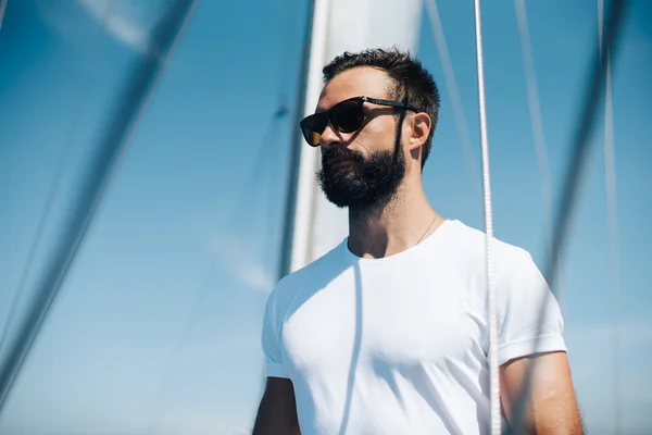 Бородатый человек, стоящий на яхте — стоковое фото