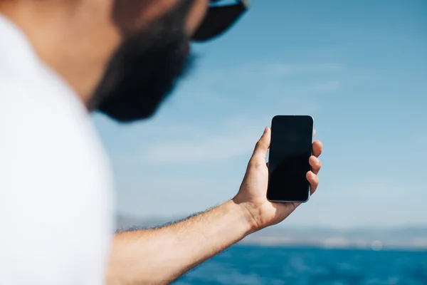 Sakallı adam selfie onun smartphone üzerinde yapar. — Stok fotoğraf