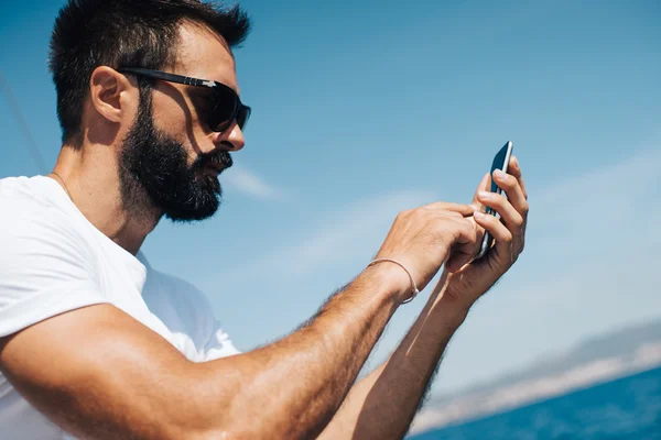 Mann schaut auf Reisen in sein Smartphone — Stockfoto