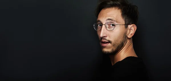 Hombre con gafas y mira hacia atrás —  Fotos de Stock