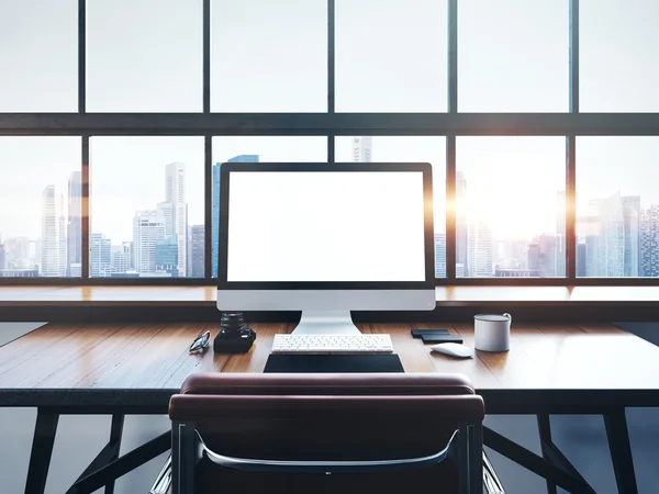 Espaço de trabalho moderno com janelas panorâmicas — Fotografia de Stock