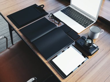 Ahşap masa üzerinde office öğeleri kümesi