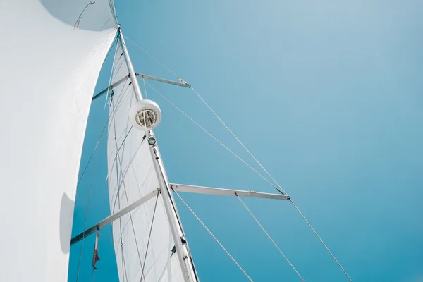 Großes weißes Segel eines Segelbootes — Stockfoto