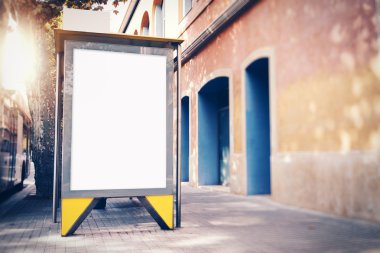 Boş lightbox üzerinde otobüs durağı. Yatay