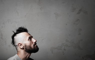 Portre yakışıklı genç adamın gri tshirt ve şaşırmış görünüyor. Yatay