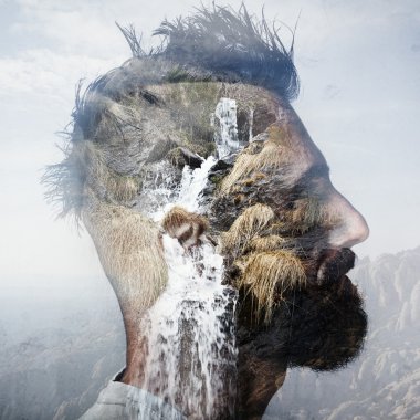 Mohawk ve bir dağ olan adam portresi çift pozlama