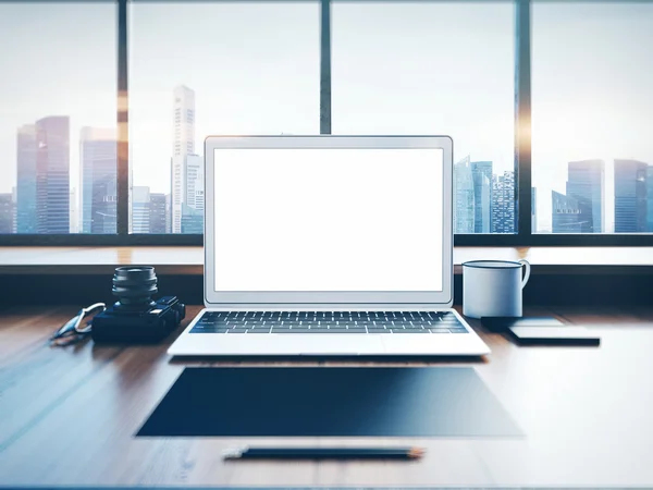 Laptop genérico no espaço de trabalho com janelas panorâmicas. Cidade ao nascer do sol em um fundo. Renderização 3D — Fotografia de Stock