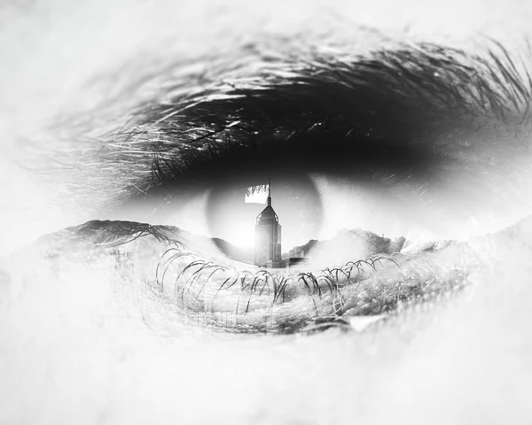 Bw close-up do olho humano com efeitos visuais. Arranha-céus e montanhas de dupla exposição. Horizontal — Fotografia de Stock