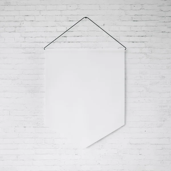 Proporzec biały wiszący na ścianie białe cegieł w tle. renderowania 3D — Zdjęcie stockowe