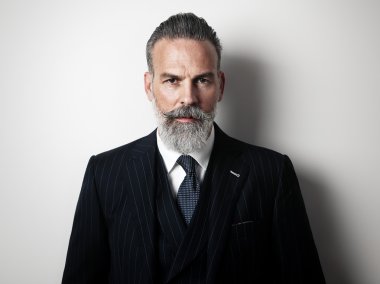 Portre portre yakışıklı bir orta yaşlı adamın takım elbise.