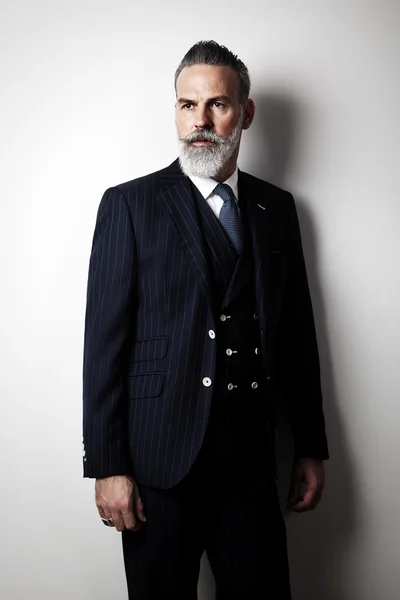 Retrato de un hombre de mediana edad elegante con traje de moda. Vertical — Foto de Stock