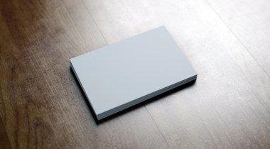 Ahşap masa üzerinde beyaz kartvizit kümesi. Yatay