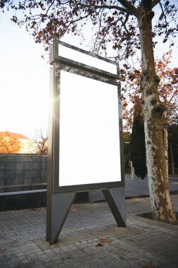 Lightbox şehrin sokak üzerinde