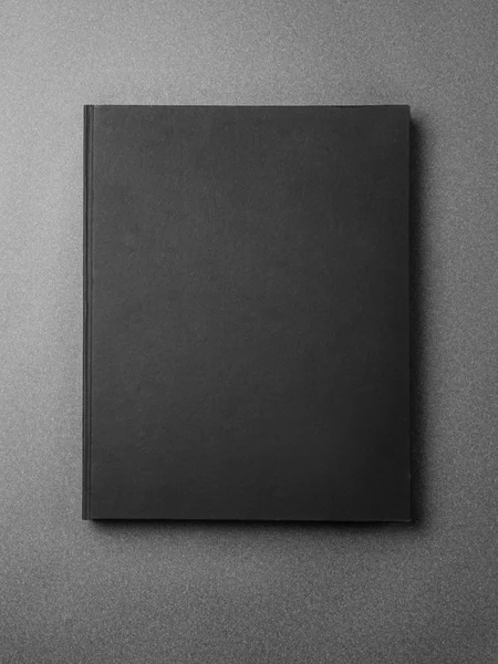 Schwarzer Bucheinband auf grauem Hintergrund. — Stockfoto