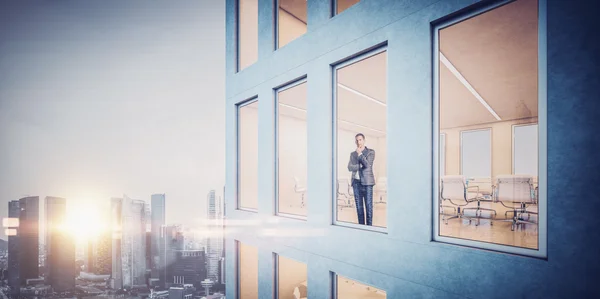 Homme d'affaires à l'intérieur du gratte-ciel, regardant la ville par la fenêtre — Photo