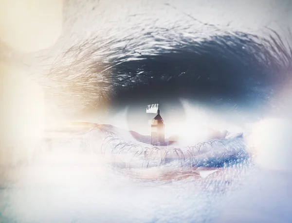 Gros plan de l'œil humain avec effets visuels. Double exposition, horizontale — Photo