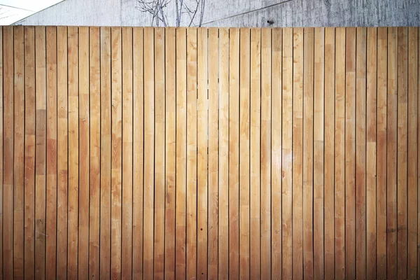 Mur en bois très détaillé et vide, à l'extérieur. Mur gris sur le fond . — Photo