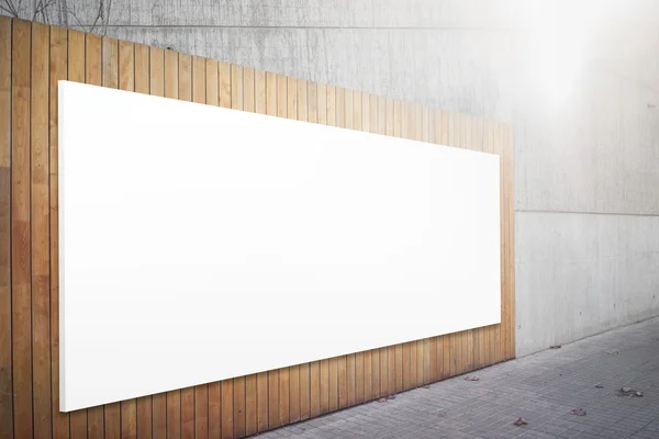 Billboard overhandigen aan de houten muur. Horizontale. Sunlights. — Stockfoto