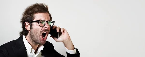 Man  screaming with his smartphone — Stock Photo, Image