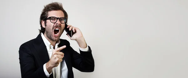 Homem gritando com smartphone — Fotografia de Stock